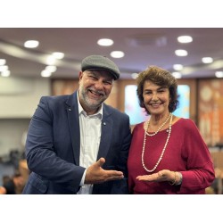 Deputada Cristina Silvestri entrega título de cidadão benemérito a Toto Lopes